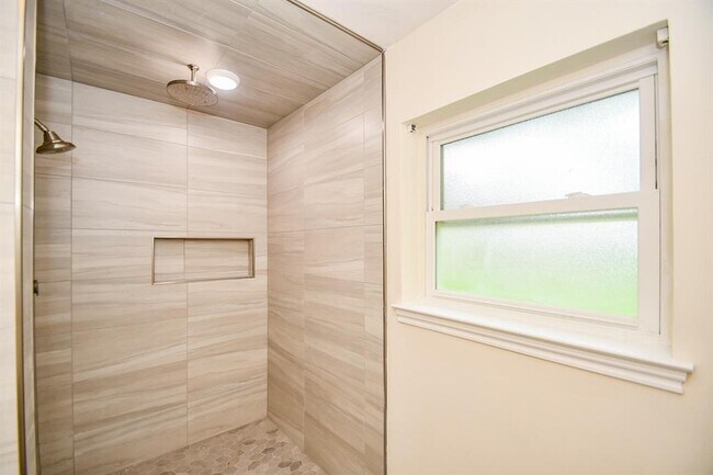 Building Photo - 3007 Broadmoor Dr