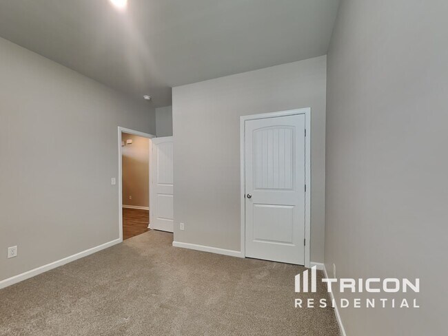 Building Photo - 4074 Beach Wy