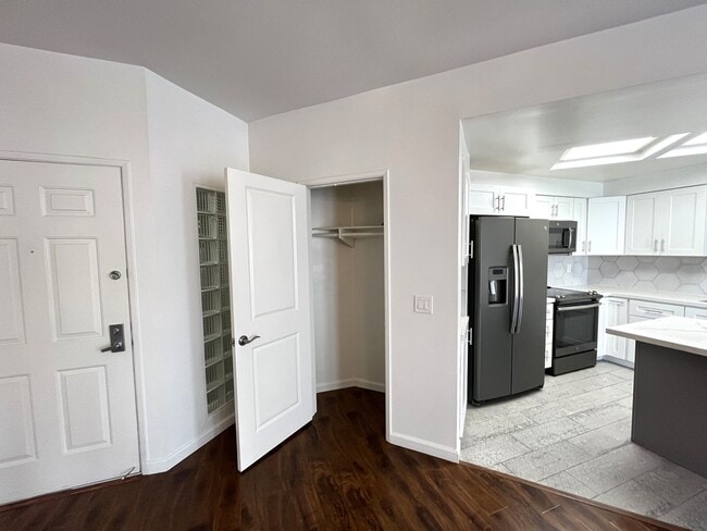 Building Photo - $500 OFF First Month's Rent! 2BR/2BA Downt...