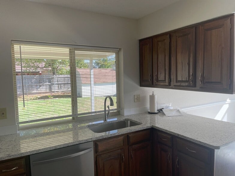 Building Photo - 2201 Sage Ln