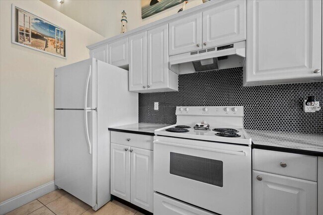 Building Photo - 4887 Via Palm Lakes Via