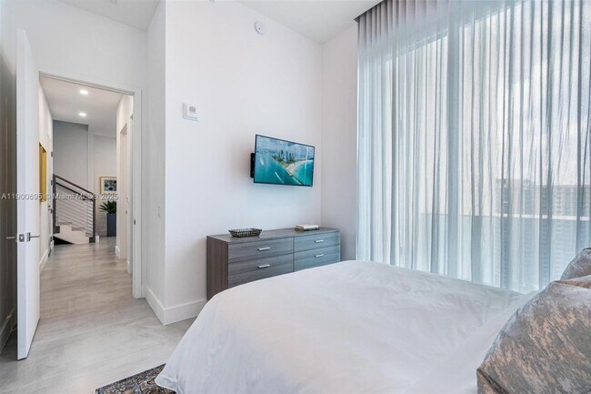 Building Photo - 17550 Collins Ave