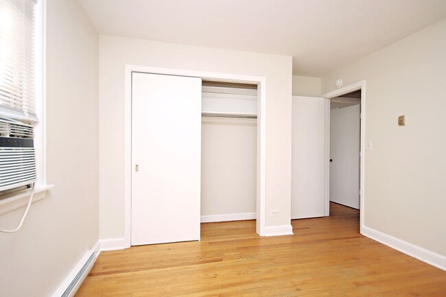 Building Photo - Student-Friendly Ivy Rd Apartment Near Foo...