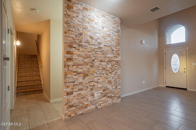 Building Photo - 7321 Mission Viejo Dr