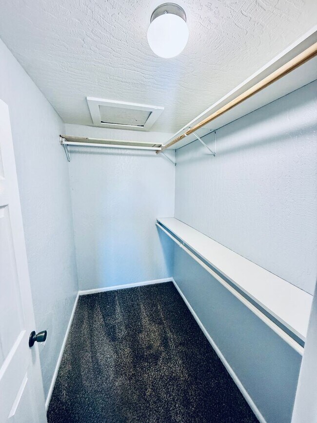 Building Photo - Low-Maintenance 2 Bedroom Condo with Modern Comforts