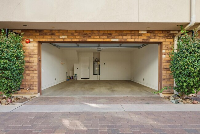 Building Photo - 820 N 8th Ave