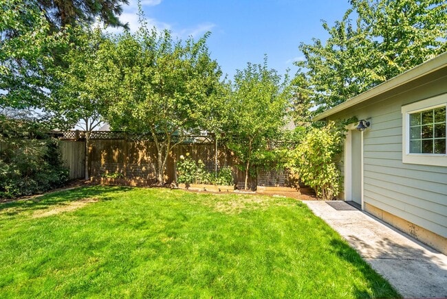 Building Photo - Spacious 4-Bedroom Dream Home – Perfect fo...