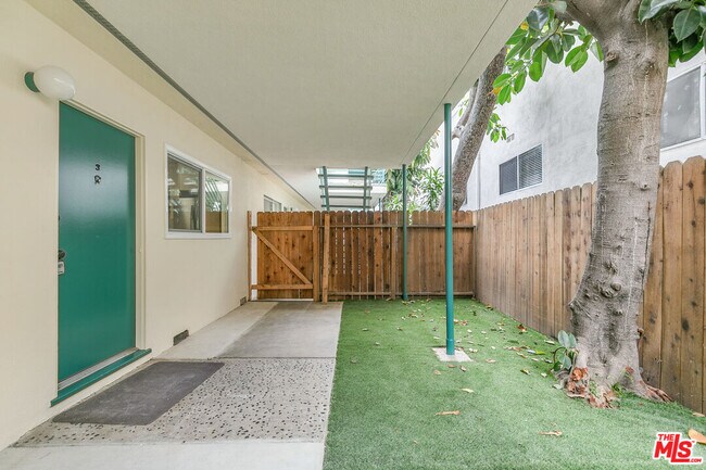 Building Photo - 1333 Barry Ave