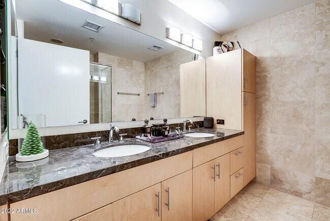 Building Photo - 7117 E Rancho Vista Dr