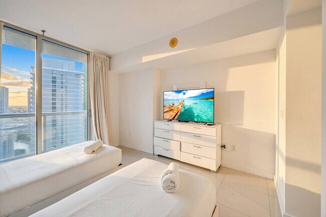 Building Photo - 485 Brickell Ave