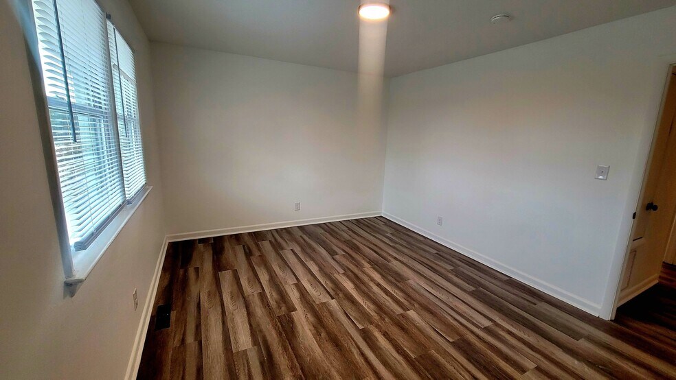 Building Photo - 1516 W Clara Dr