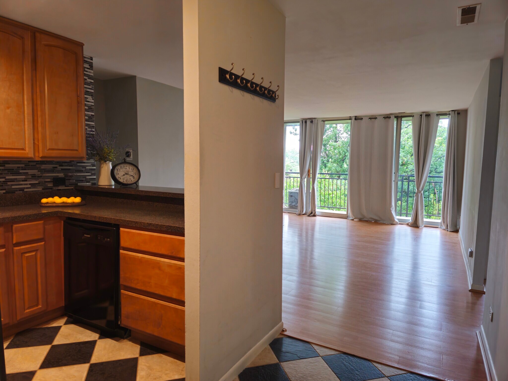 Building Photo - 5820 Oakwood Dr
