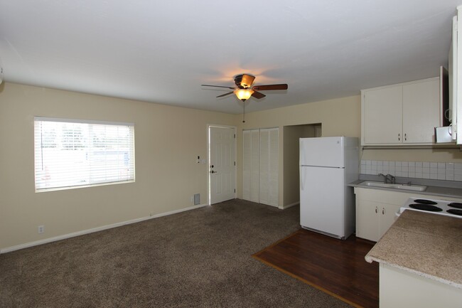Building Photo - Beautiful 1 bedroom 1 bathroom upstairs ap...
