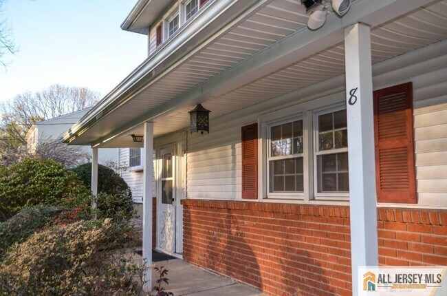 Building Photo - 8 Sherwood Rd