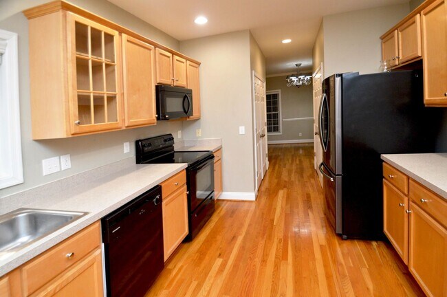Building Photo - 332 Wyndhurst