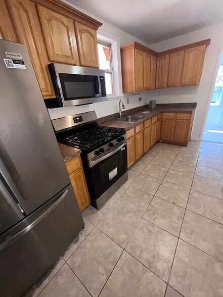 Building Photo - 636 E 230th St