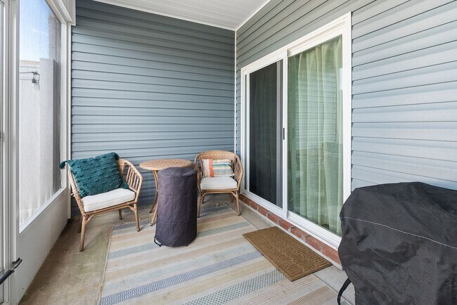 Building Photo - 2 Bed 2.5 Bath Townhome