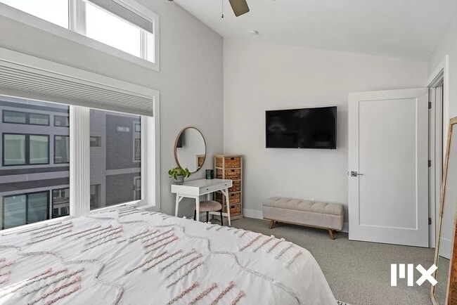 Building Photo - 627 Fairview Ave NE