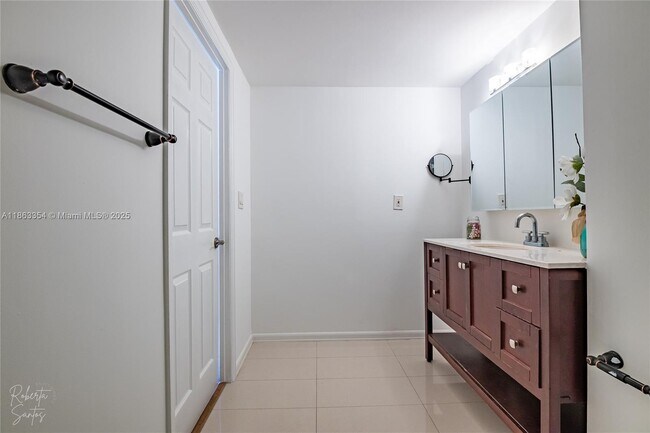 Building Photo - 500 Bayview Dr