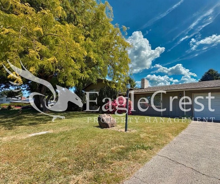 Building Photo - 3 Bedroom 2 Bathroom Single Family Home With Great Outdoor Space!!