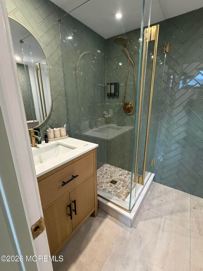 Building Photo - 825 Norwood Ave