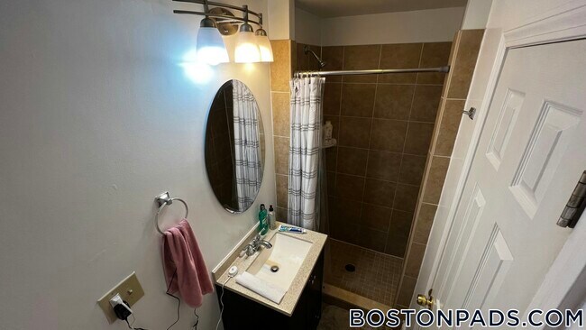 Building Photo - 70 Joy St