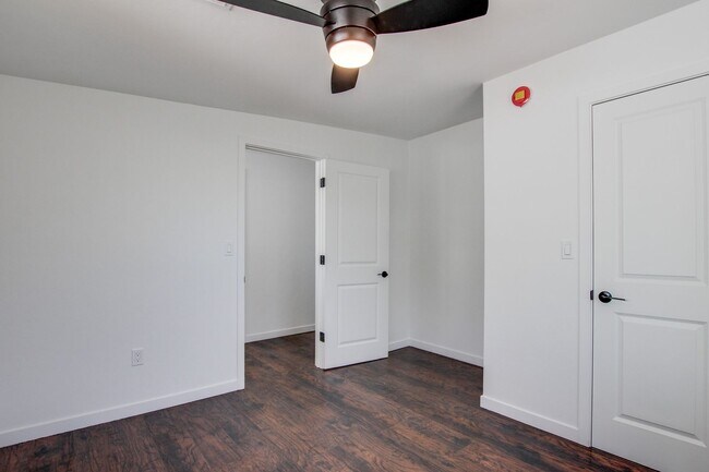 Building Photo - 1221 E 13th St