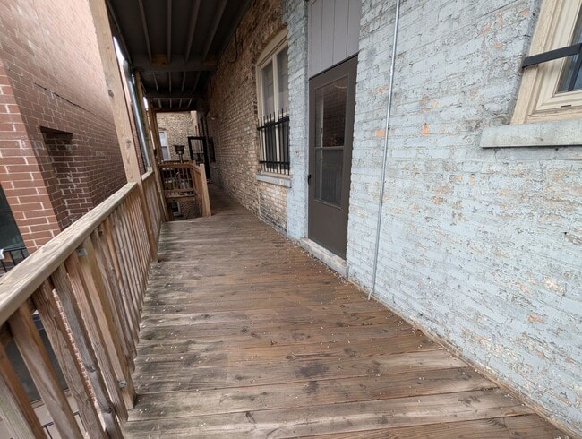 Building Photo - Wicker Park 2 BR, Prime Location, Fully Renovated