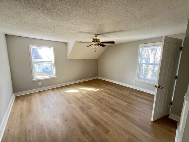 Building Photo - Charming Huntsville Living Awaits!