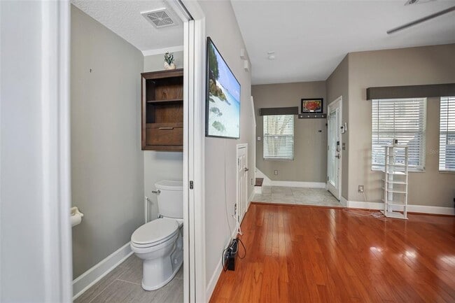 Building Photo - 632 Charles Ct S