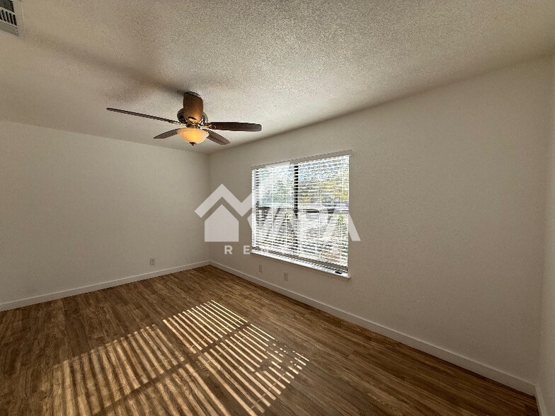 Building Photo - 7915 Oval Meadows