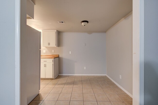 Building Photo - Spacious 2 Bedroom, 2 Bathroom in Picadill...