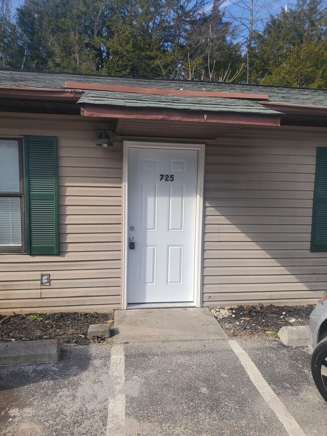 Building Photo - Sevierville - 2 bedroom, 1 bath apartment - Call Linda Meese (865) 591-6004