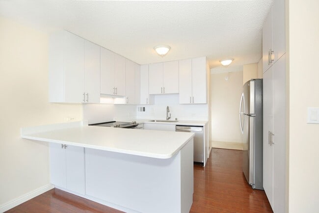Building Photo - Renovated Kahala Towers-3 bedroom, 2 bath,...