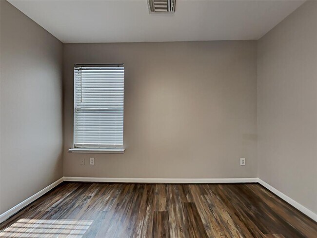 Building Photo - 8110 Stagewood Dr