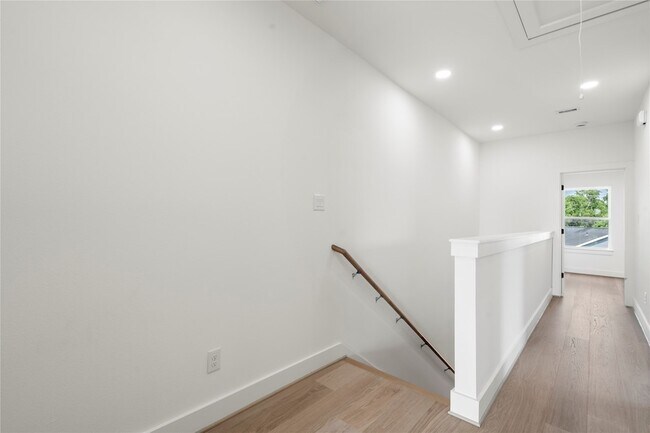 Building Photo - 4110 Cortlandt St