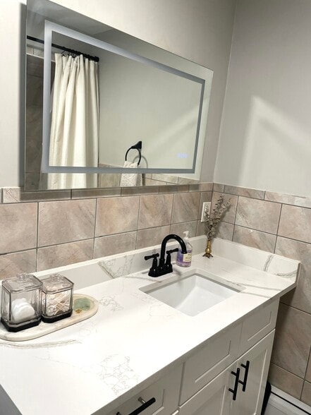 Spacious bathroom with LED mirror - 100 Lakeview Ave