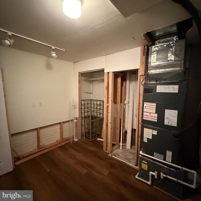 Building Photo - 8222 Maple Ridge Ave