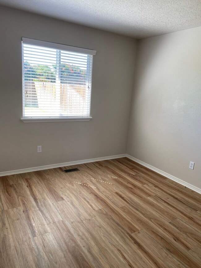 Building Photo - Great location, 3 bedroom house with large...