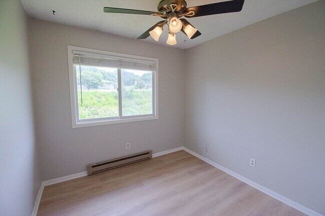 Building Photo - Nicely updated 2br condo in excellent NE location!