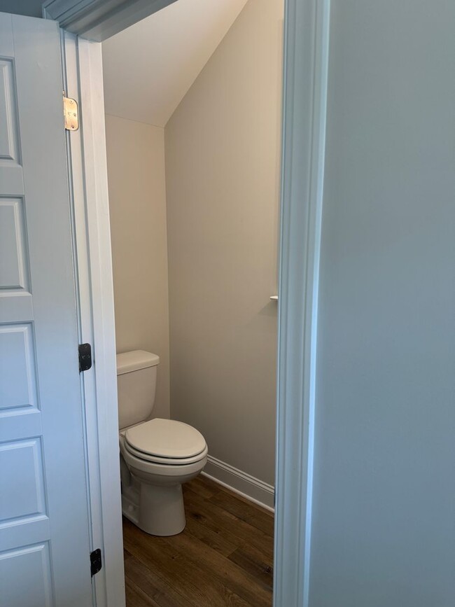 Building Photo - Easy access in Red Bank