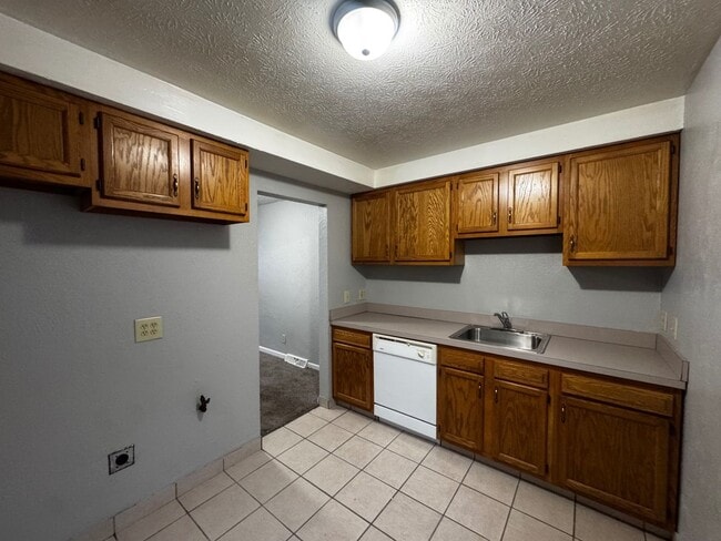 Building Photo - Charming 2-Bedroom Property in Prime Location