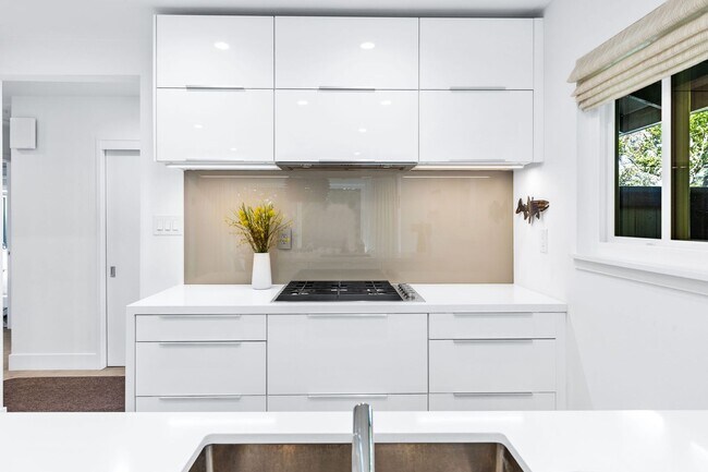 Building Photo - Stylish Condo in Desirable Alta Heights Neighborhood
