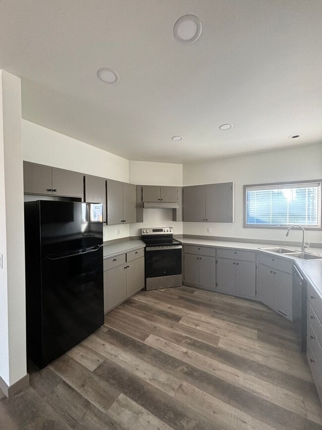 Building Photo - Remodeled Midtown Apartment (APP#244)