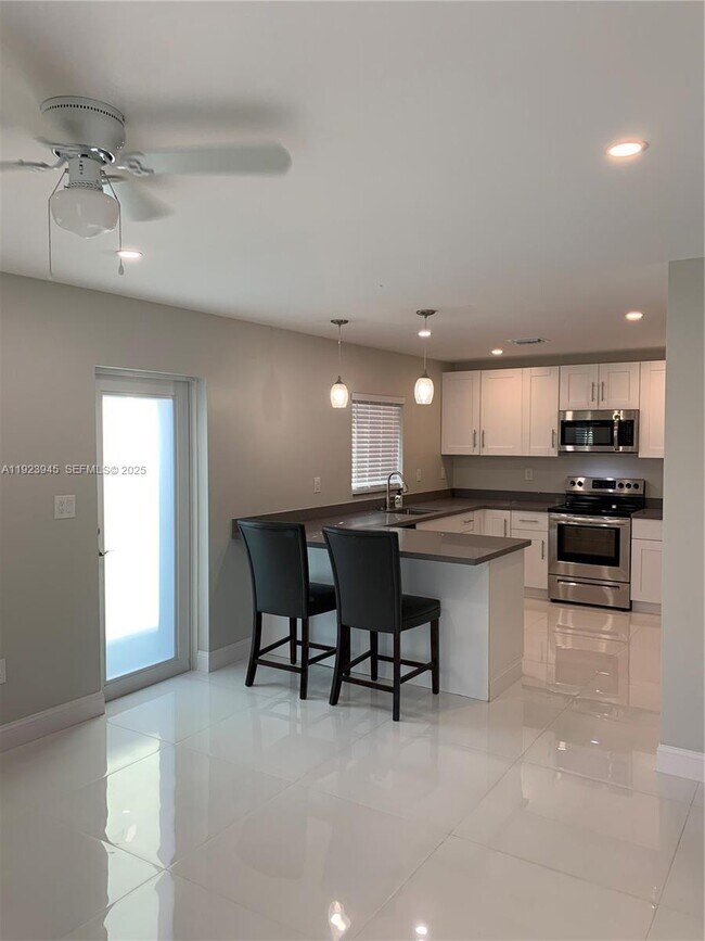 Building Photo - 2852 SW 36th Ave