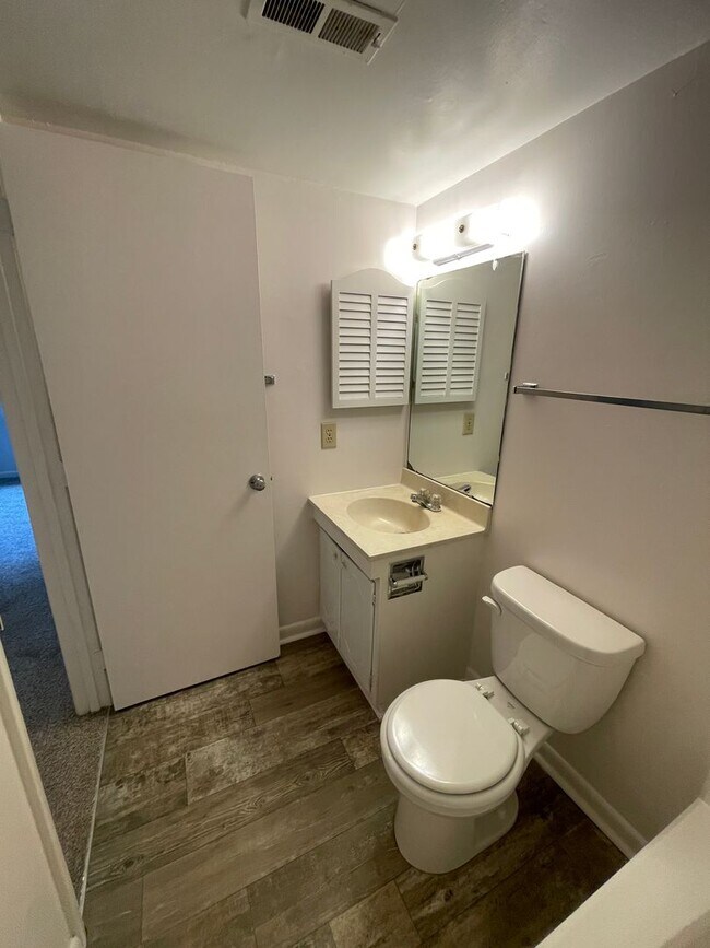 Building Photo - Perfectly located, quiet apartment complex just south of UNC, for graduate / med students - Inclu...