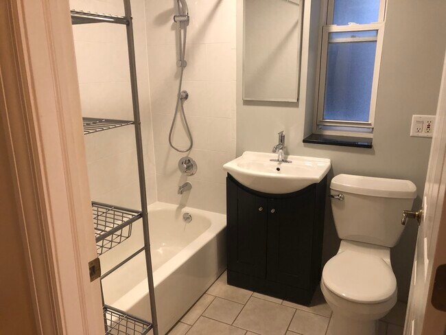 Bath - 2439 W Augusta Blvd