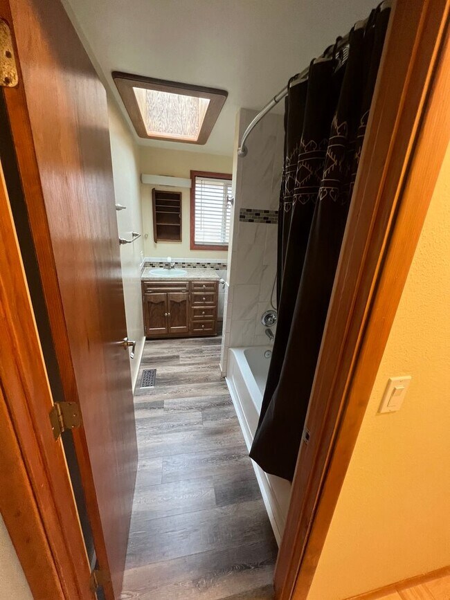 Building Photo - A great connection make all the difference!