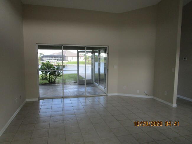 Building Photo - NW Spacious 3/2/2 on Saltwater Canal-Fish ...