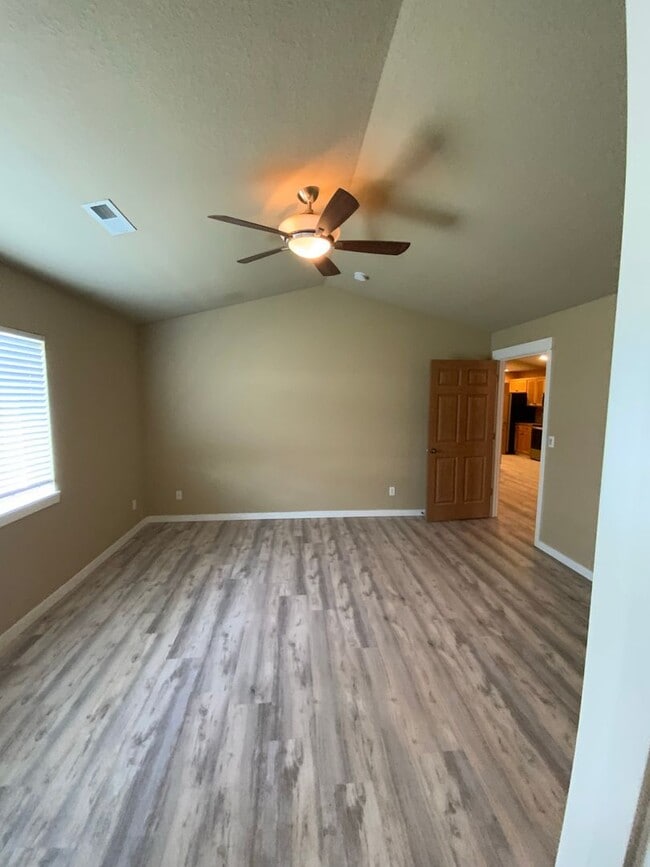 Building Photo - New Year Move-in Special! Modern 2B, 2Ba Condo in Exclusive Gated Community!